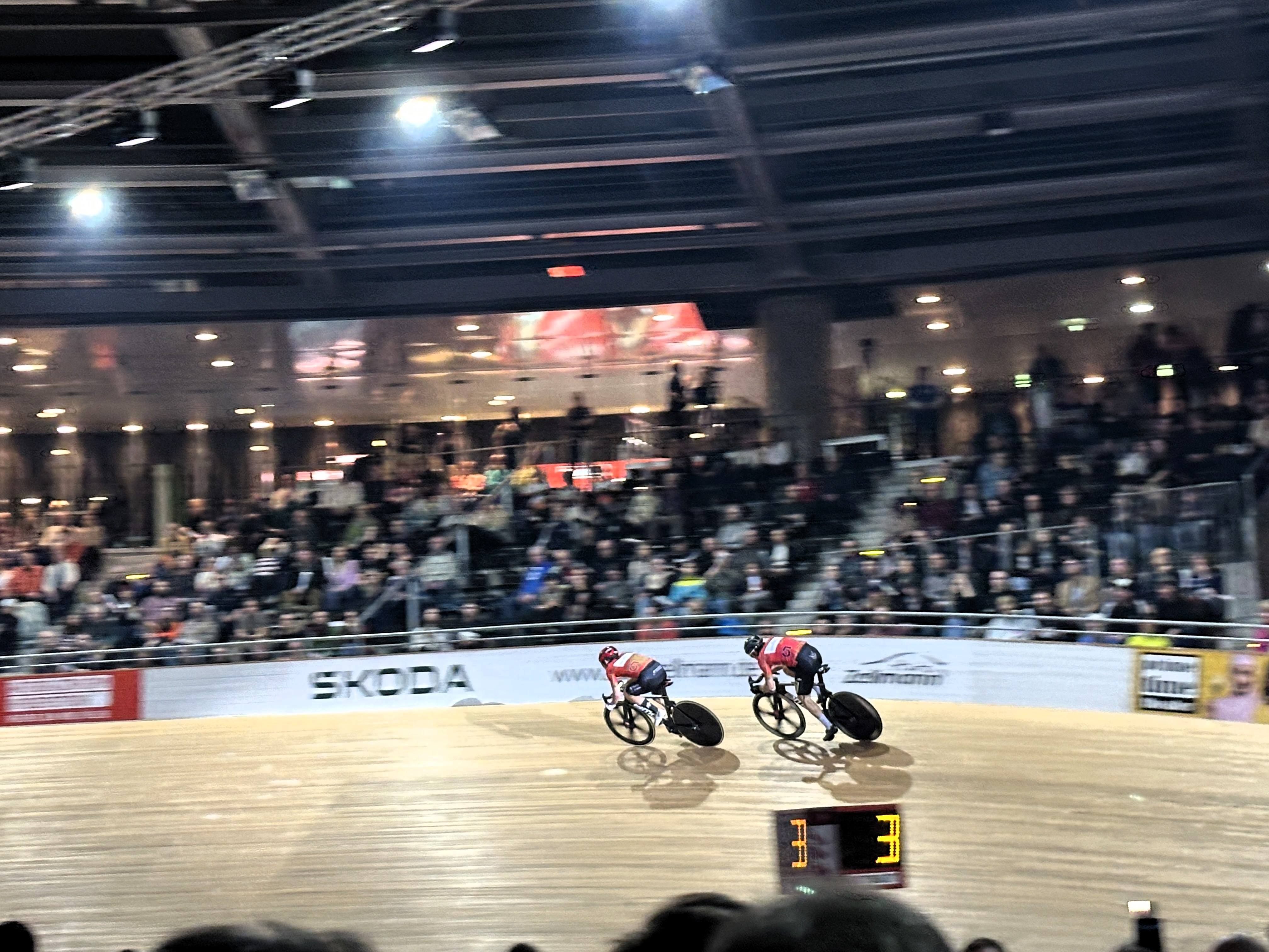 Hochspannung auf der Bahn: packendes Duell beim Six Day Berlin 2025 | BERLINboxx